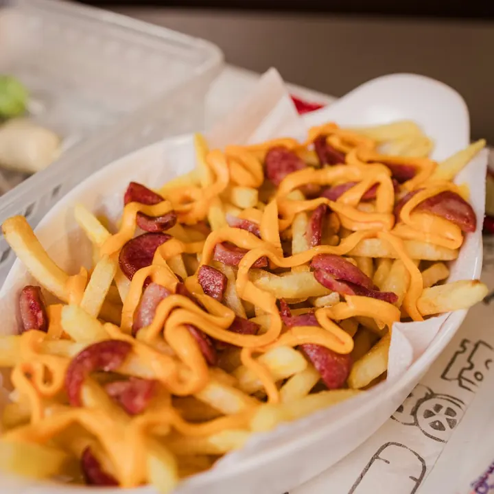 Salchipapa con queso